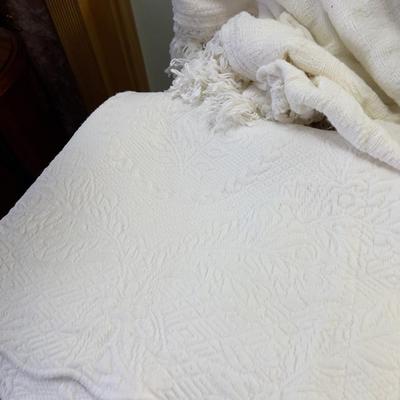 Queen 3 Bed Spreads and 2 Shams  WHITE Lot 