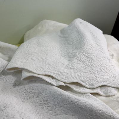 Queen 3 Bed Spreads and 2 Shams  WHITE Lot 