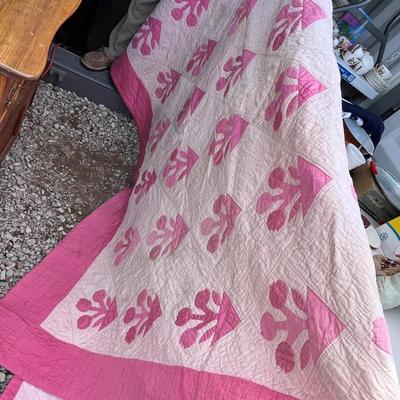 Lot 191 Pink vintage quilt