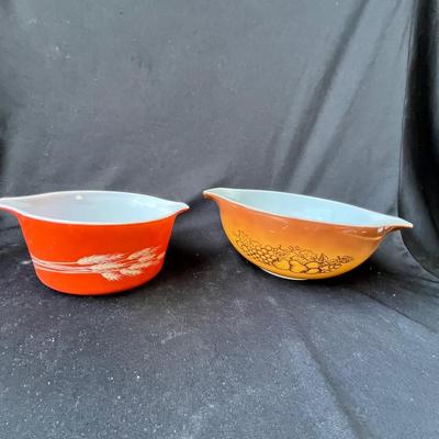 Lot 195 Pyrex 70s bowls