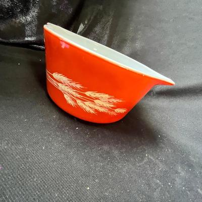 Lot 195 Pyrex 70s bowls