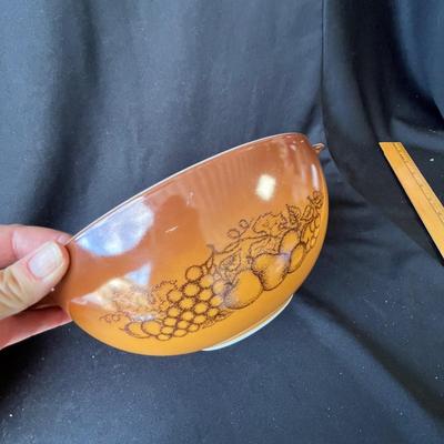 Lot 195 Pyrex 70s bowls