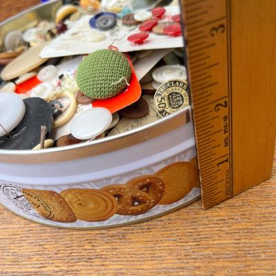 Lot 198 Tin of buttons