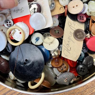 Lot 198 Tin of buttons