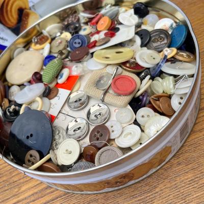 Lot 198 Tin of buttons