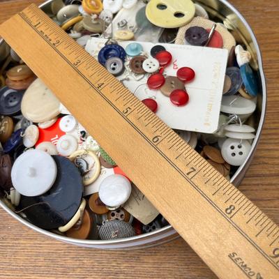 Lot 198 Tin of buttons