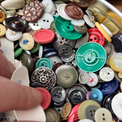 Lot 198 Tin of buttons