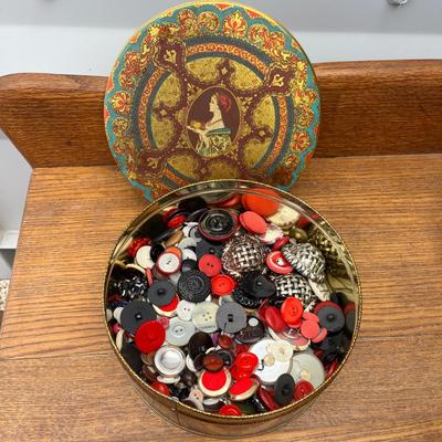 Lot 199 2nd Tin of Buttons