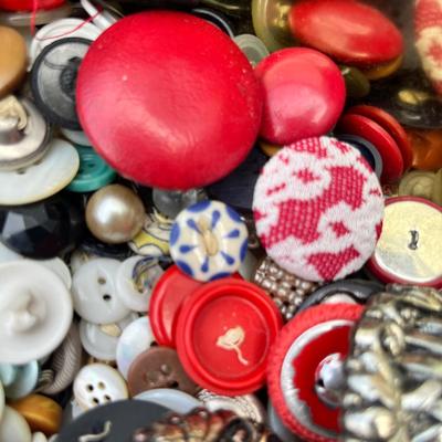 Lot 199 2nd Tin of Buttons