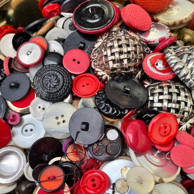 Lot 199 2nd Tin of Buttons