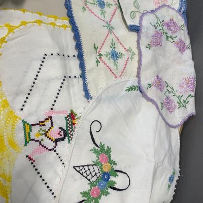 Embroidered table decor