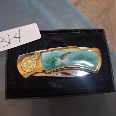 folding knife with locking blade