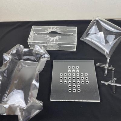 6 Pieces of Acrylic/Plastic items