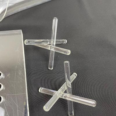 6 Pieces of Acrylic/Plastic items