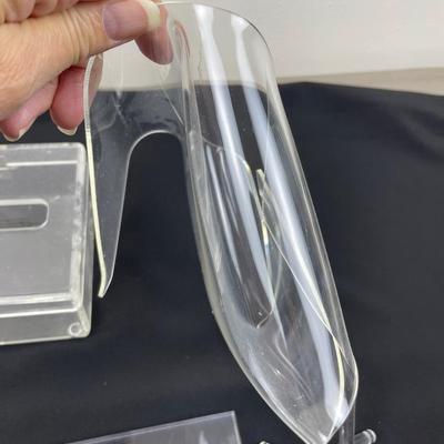 6 Pieces of Acrylic/Plastic items