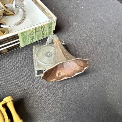 Lot 206 Cigar box of keys & other