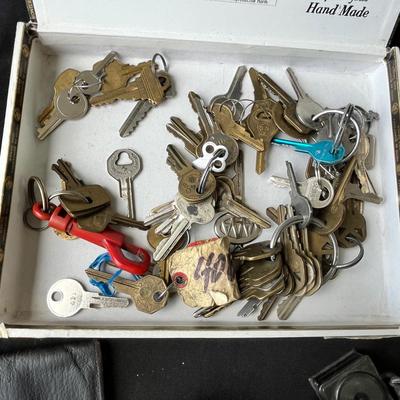 Lot 206 Cigar box of keys & other