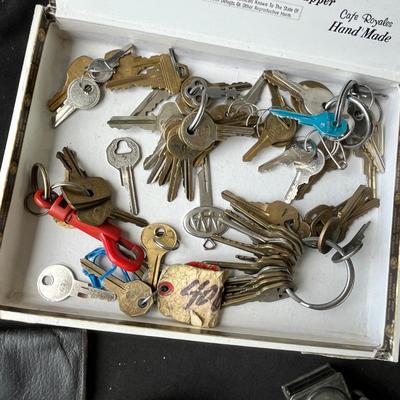 Lot 206 Cigar box of keys & other