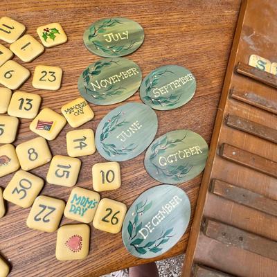 Lot 215 Wall calendar