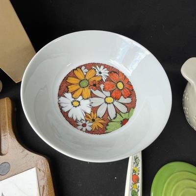 Lot 226 Assorted Kitchen items