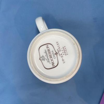 Lot 249 Noritake Upsa Daisy Cups & Saucers