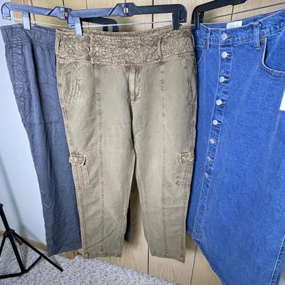 3 New Women’s bottoms XL