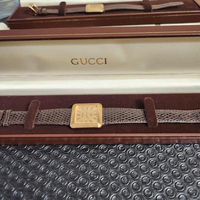 2 Vintage Gucci Watches Mens Woman with Cases