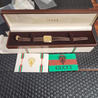 2 Vintage Gucci Watches Mens Woman with Cases