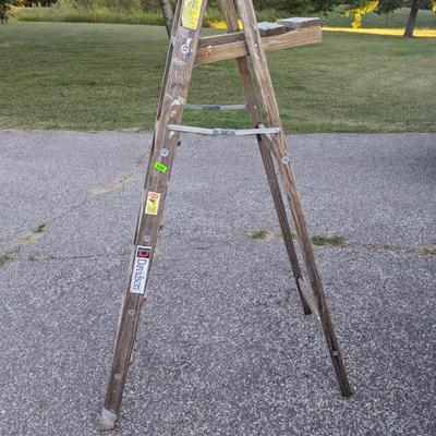 6 ft Wooden step ladder