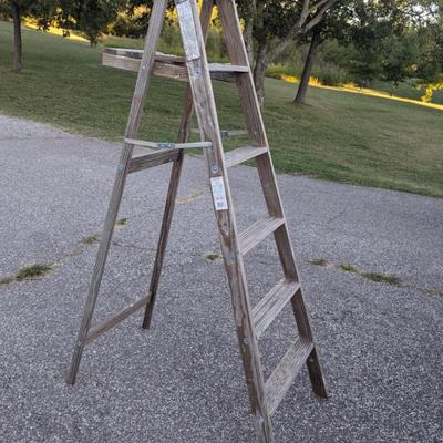 6 ft Wooden step ladder