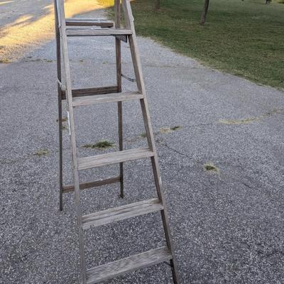 6 ft Wooden step ladder
