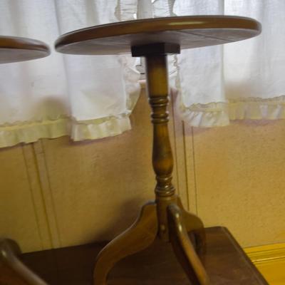 2 Matching Lamp Tables or Plant Stands 