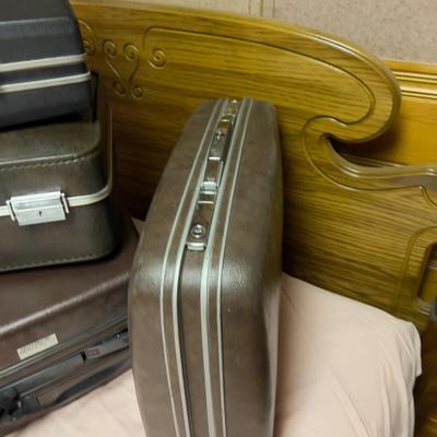3 Suit Cases 