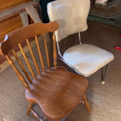 2 Chairs. Vinal and wood. 