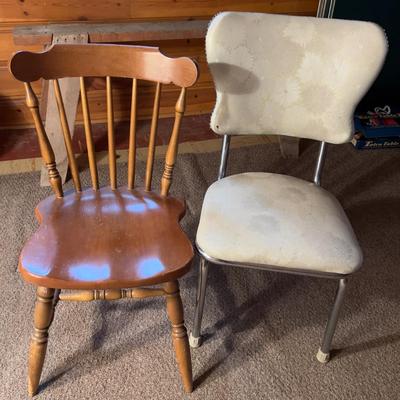 2 Chairs. Vinal and wood. 