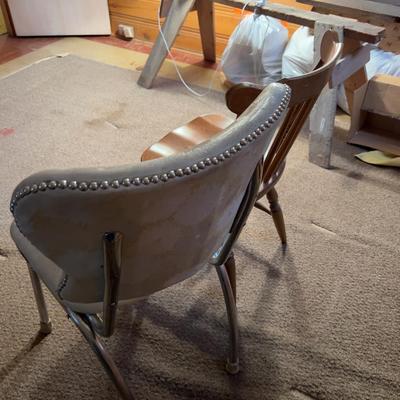 2 Chairs. Vinal and wood. 