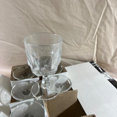 8 Wine Glasses in the Box 