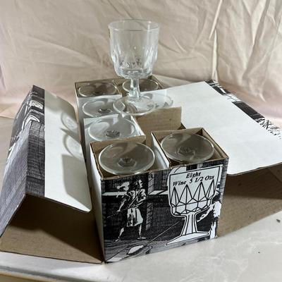 8 Wine Glasses in the Box 