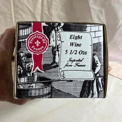 8 Wine Glasses in the Box 
