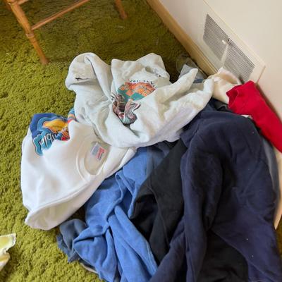 Giant Pile of Sweat Shirts XXL (15) 
