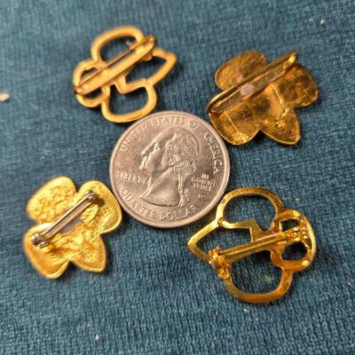 Sale Photo Thumbnail #66: This auction lot is for Girl Scout Lapel Pins. This is a nice group of brass Girl Scout Pins:  The 2 solid pins are actual Girl Scout Pins, the 2 outlined pins are for the Brownies.  All pins are in good condition