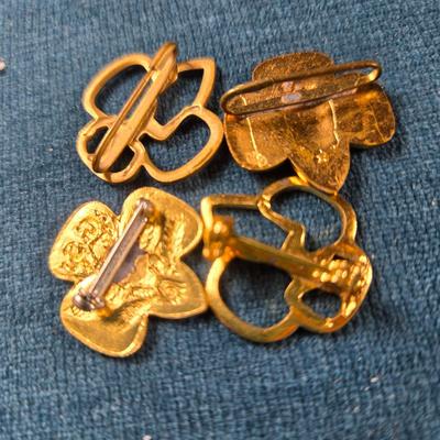 Sale Photo Thumbnail #65: This auction lot is for Girl Scout Lapel Pins. This is a nice group of brass Girl Scout Pins:  The 2 solid pins are actual Girl Scout Pins, the 2 outlined pins are for the Brownies.  All pins are in good condition
