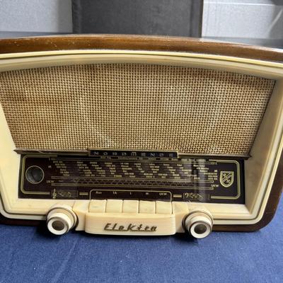 Elektra 57 Tube Radio