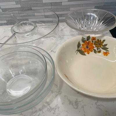 Glass bowl and porcelain bowl