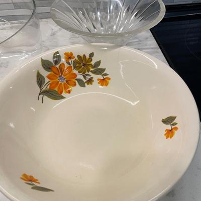 Glass bowl and porcelain bowl