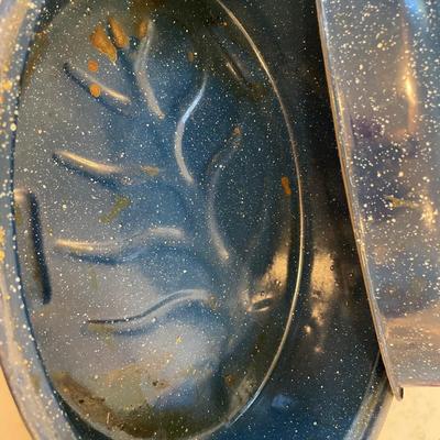 King air pot and enamel ware roasting pan