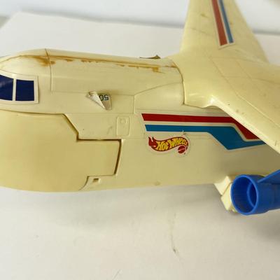 LOT 109: Hot Wheels: Highway 35 World Race Carrying Case, Airplane w/ Storage & Racecar Case w/ Cars