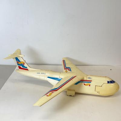 LOT 109: Hot Wheels: Highway 35 World Race Carrying Case, Airplane w/ Storage & Racecar Case w/ Cars