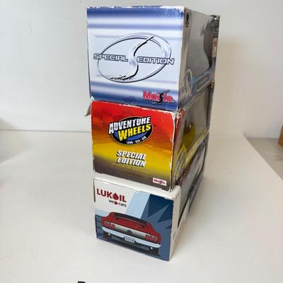 LOT 118: 1:27 Scale Model Vehicles: 3 in Box