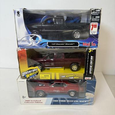 LOT 118: 1:27 Scale Model Vehicles: 3 in Box